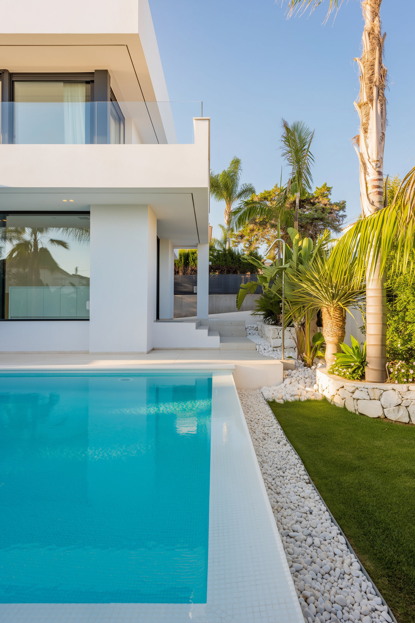 Poolside perspective of M152 with elevated terraces, glass openings and clean Mediterranean geometry
