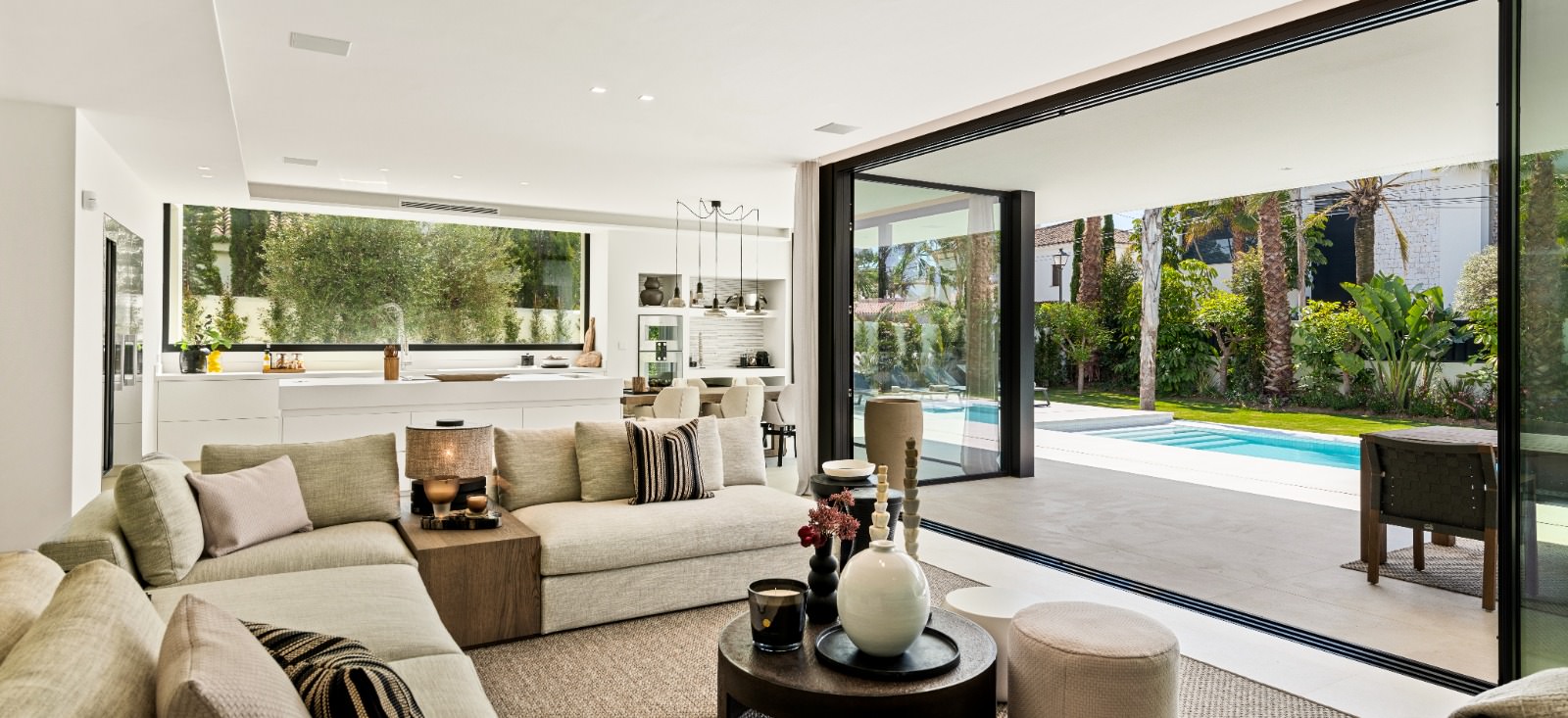 Main living room of VIDA DEL MAR with panoramic glazing, neutral furnishings and seamless indoor–outdoor continuity