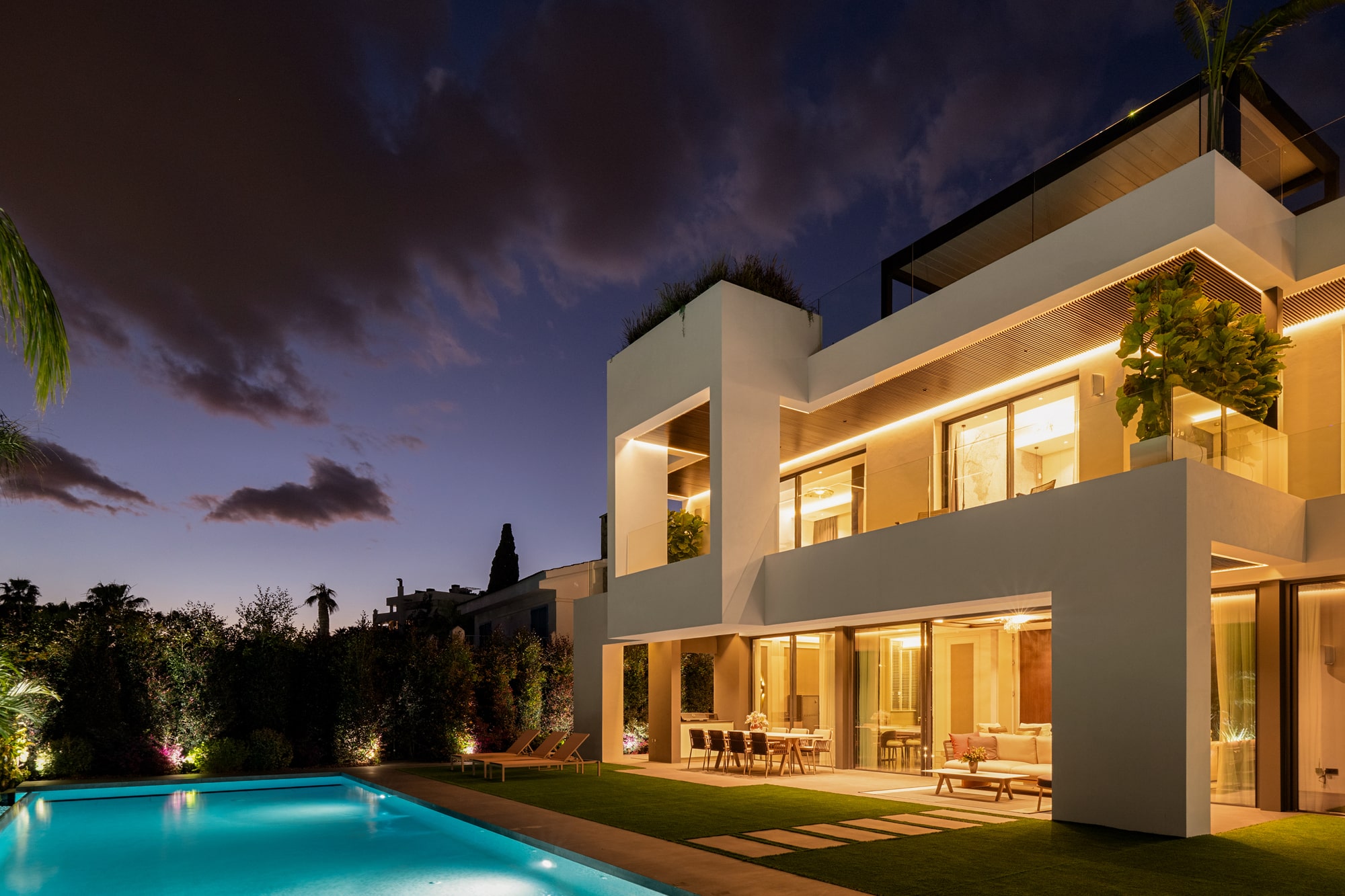 VELÁZQUEZ modern luxury villa with clean architecture and warm interiors